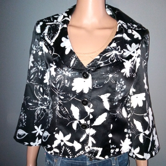 Nine West Jackets & Blazers - 💥3 for $30💥NINE WEST  floral print blazer/overcoat. Size 4. EXCELLENT COND!